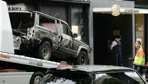 chanel robbed paris|Thieves Target Chanel Store in Paris With Smash.